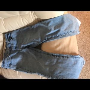 Woman’s Mid rise skinny levi jeans